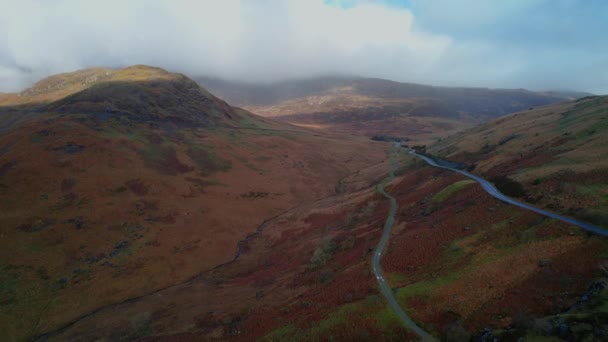 Quiet Road Pen Pass Mountain Pass Snowdonia Wales Aerial Shot — Stockvideo