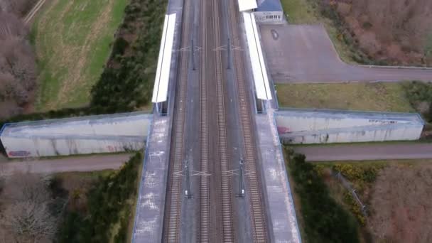 Aerial Dolly Indietro Sulla Stazione Ferroviaria Vuota Lungo Tracce — Video Stock
