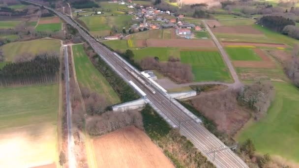 Widok Lotu Ptaka Pociąg Pasażerski Biegnący Przez Samotną Stację Obok — Wideo stockowe