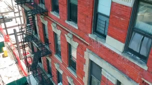 Fullständig Brandutgång Sidan Lägenhetsbyggnaden Nyc Kamerans Kokkärl Uppåt Till Taket — Stockvideo