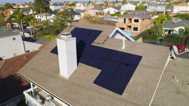 Drone Orbita Wokół Dachu Domu Paneli Słonecznych Zainstalowanych Słoneczny Dzień — Wideo stockowe