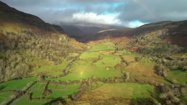 Green Fields Mountain Landscape Snowdonia Wales — стокове відео