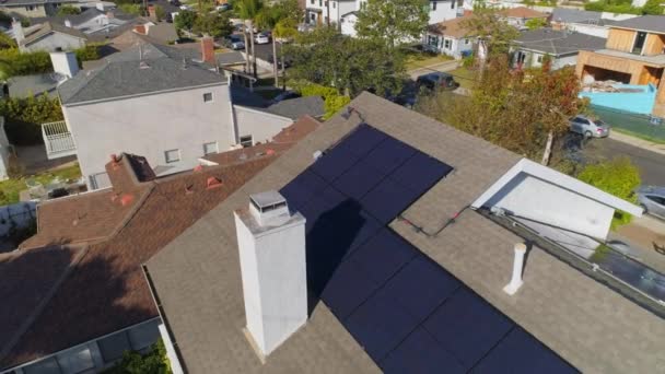 Zblízka Letící Pozpátku Přes Střechu Domu Solárními Panely Nainstalované Slunečného — Stock video