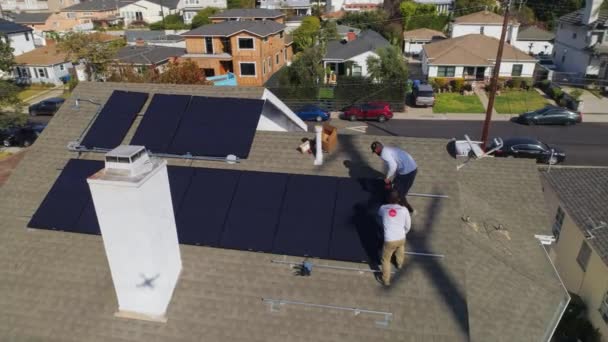 Luftaufnahme Von Technikern Die Wartungsarbeiten Auf Einem Dach Mit Sonnenkollektoren — Stockvideo