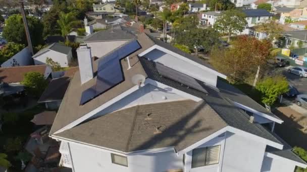 Slow Orbit Right Rooftop Solar Panels Installed Sunny Day Los — Vídeo de Stock