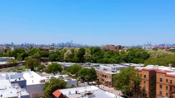 Dachy Queens Nowy Jork Kierunku Manhattan Skyline Aerial — Wideo stockowe