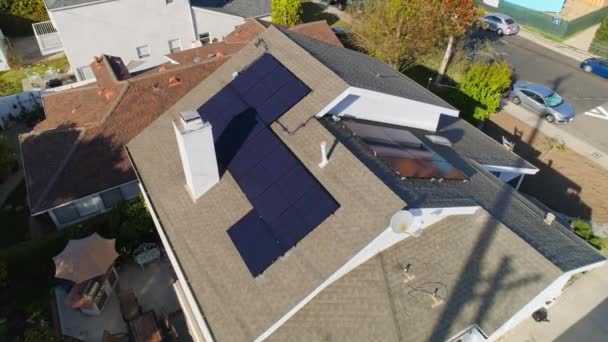 Langsame Umlaufbahn Ein Ganzes Dach Mit Sonnenkollektoren Die Einem Sonnigen — Stockvideo