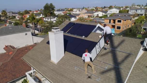 Orbite Aérienne Autour Toit Escarpé Des Techniciens Installent Effectuent Des — Video