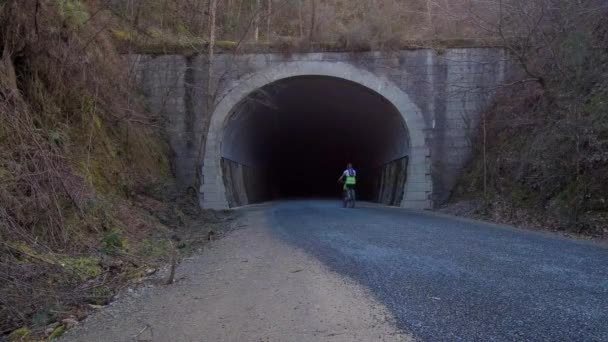 Rowerzyści Wjeżdżający Starego Tunelu Kolejowego Przekształcili Się Ścieżkę Publiczną Niski — Wideo stockowe