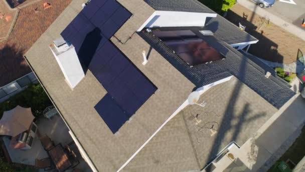 晴れた日には カリフォルニア州ロサンゼルスの近所にソーラーパネルが設置されている家の屋上全体をゆっくりと飛んでいます Drone Shot — ストック動画