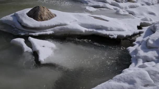 Pozadí Zimní Krajiny Tekoucí Voda Sněhu Pokryté Zamrzlé Řeky — Stock video