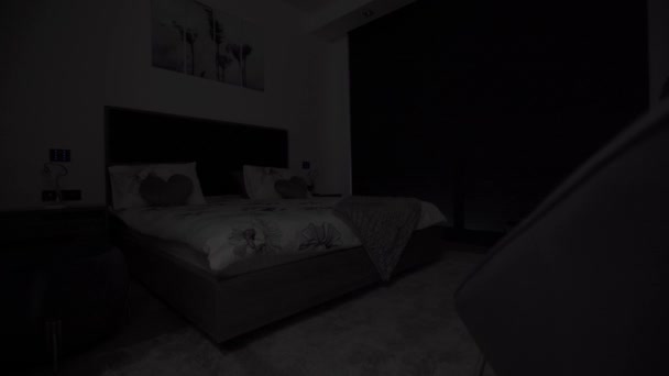现代父母的房间里有舒适的床 — 图库视频影像