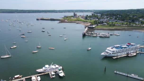 Boats Docked Rockland Harbor Maine Usa Aerial View Panning Summer — ストック動画