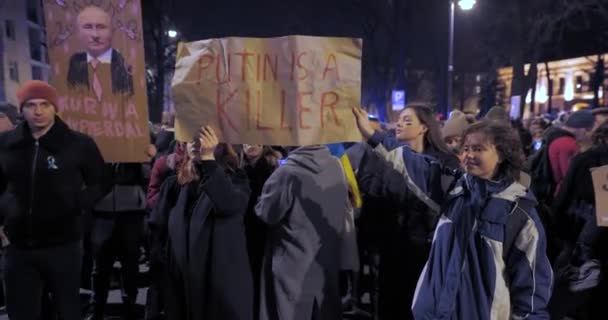 Einmarsch Russlands Die Ukraine 2022 Demonstranten Mit Plakaten Mit Putins — Stockvideo
