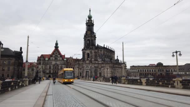 Paisagem Urbana Dresden Histórico Com Bonde Frente Antiga Catedral — Vídeo de Stock