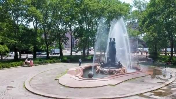 People Enjoying Day Bailey Fountain Prospect Park Pre Pandemic — Vídeo de Stock