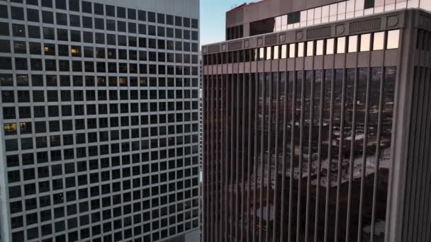 盐湖城下城建筑物间的空中飞行与反光 — 图库视频影像