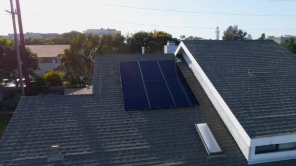 Órbita Torno Telhado Casa Com Seis Painéis Solares Instalados Frente — Vídeo de Stock