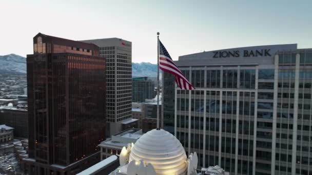 Beautiful Aerial Shot Showing American Flag Waving Downtown Salt Lake — Vídeo de stock