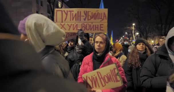 2022 Russia Invasion Ukraine Protesters Holding Posters Fuck War War — стоковое видео