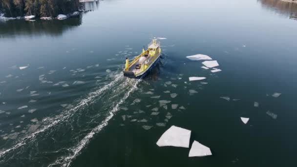 Pequeño Transbordador Automóviles Transporta Vehículos Helado Mar Del Archipiélago Mar — Vídeos de Stock