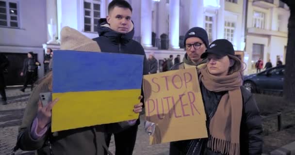 2022年俄罗斯入侵乌克兰 Russia Invasion Ukraine 战争第一天在华沙举行的反战示威中 抗议者佩戴着标牌 — 图库视频影像