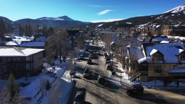 每天早上 交通拥挤程度低 没有发生车祸 科罗拉多州博尔德市中心和郊区的空中 背景是落基山脉的前缘 — 图库视频影像
