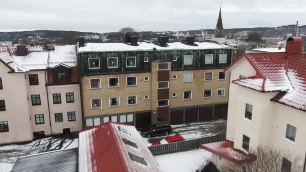 Drone Voando Sobre Telhados Nevados Cidade Boras Suécia Aviação Ascendente — Vídeo de Stock