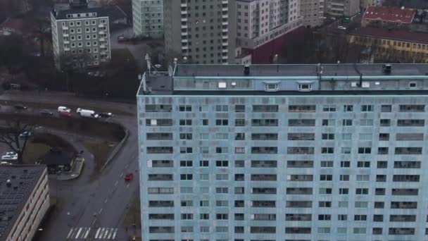 无人驾驶飞机飞越瑞典索尔纳市的热门社会住房 空中自上而下的前锋 — 图库视频影像