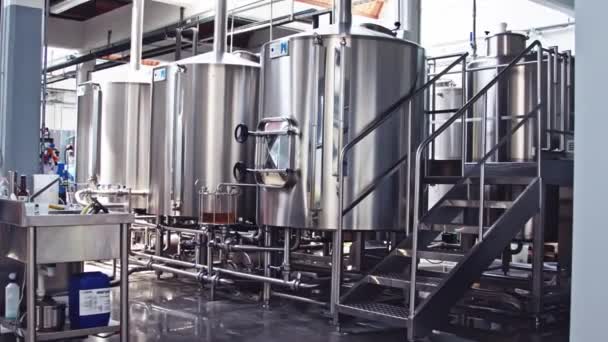 酿酒厂在酿酒厂加工过程中的储罐 — 图库视频影像