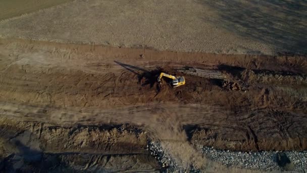 Panoramica Aerea Escavatore Giallo Che Lavora Cantiere Giorno — Video Stock