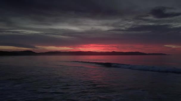 Céu Pôr Sol Vermelho Sombreado Paisagem Marinha Com Ondas Rolando — Vídeo de Stock