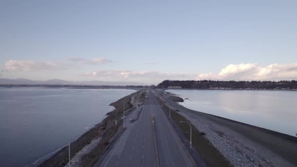 Drone Flyga Ovanför Natursköna Motorvägen Över Havet Vatten Tsawwassen Vancouver — Stockvideo