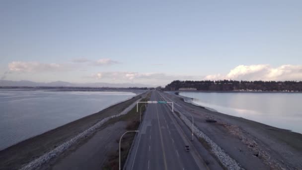 Drone Följer Bilar Som Kör Natursköna Motorvägen Över Det Lugna — Stockvideo