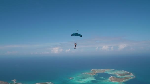 Skydiver Přes Oceán Krásném Ostrově Karibiku — Stock video