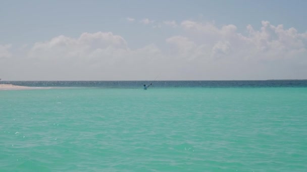 Fiske Man Inne Vattnet Vid Stranden Kasta Fiskespö — Stockvideo