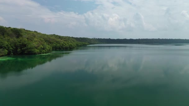 Drone Widok Tropikalną Wyspę Laguną Wewnątrz — Wideo stockowe