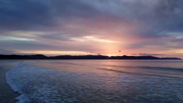 Vlieg Golven Tijdens Zonsondergang Spirits Bay Buurt Van Cape Reinga — Stockvideo