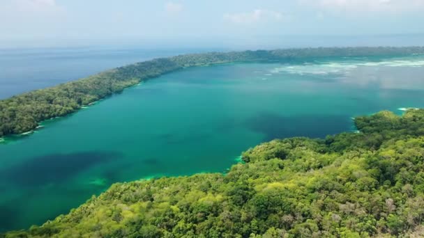 Drone Volando Sobre Una Isla Tropical Con Una Laguna Dentro — Vídeos de Stock