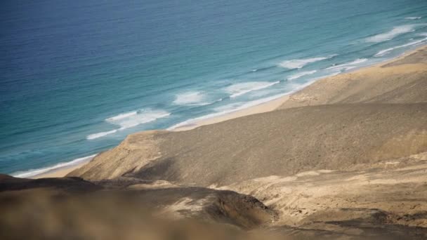 Fuerteventura Kanárský Ostrov Malebný Přímořský Mys Větrné Oceánské Krajiny Vlnami — Stock video