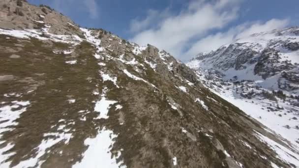 Drone Vliegen Berghelling Zonnige Winterdag Pyreneeën Luchtfoto Fpv — Stockvideo