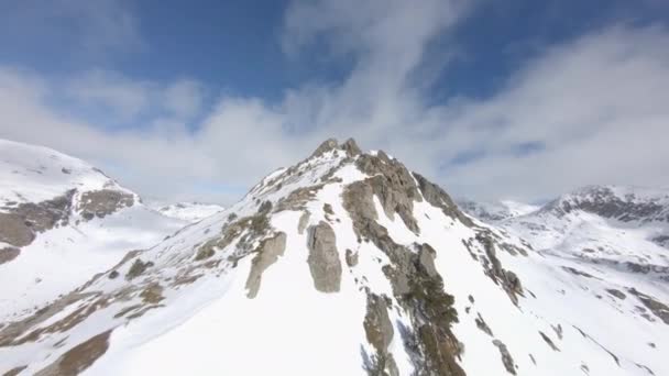 Rotsachtige Bergen Bedekt Met Sneeuw Pyreneeën Andorra Luchtfoto Fpv — Stockvideo