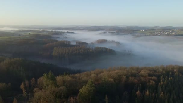 Luchtbeelden Van Heuvels Bossen Duitsland Tijdens Een Mistige Zonsopgang Langzaam — Stockvideo