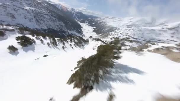 Racing Drone Vliegen Berghelling Met Incles Vallei Achtergrond Pyreneeën Andorra — Stockvideo