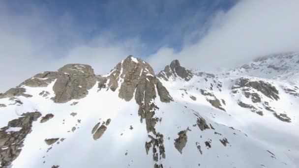 飞向山顶的无人机 比利牛斯空中飞艇 — 图库视频影像