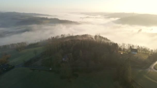 Przytłaczająca Panorama Morsbach Niemczech Podczas Mglistego Zimowego Wschodu Słońca Aerial — Wideo stockowe
