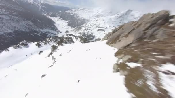 レーシングドローンがピレネー山脈の雪に覆われた山の上を飛行し 背後にはインクレース渓谷がある 空中Fpv — ストック動画