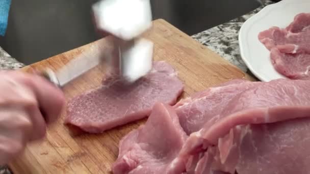 Carne Maiale Tenderizzante Con Attrezzo Maglio Carne Utilizzando Carne Tenero — Video Stock