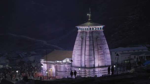 Vista Panorámica Torre Iluminada Por Templo Kedarnath Cordillera Del Himalaya — Vídeos de Stock