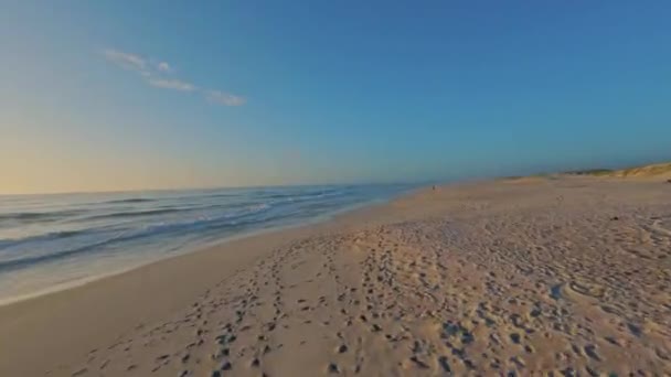 在一个美丽的日落中 Fpv无人驾驶飞机在南非西开普省一个几乎是空旷的海滩上拍摄 — 图库视频影像